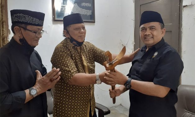 Sesepuh PSHT Serahkan Keris Simbol Nyengkuyung