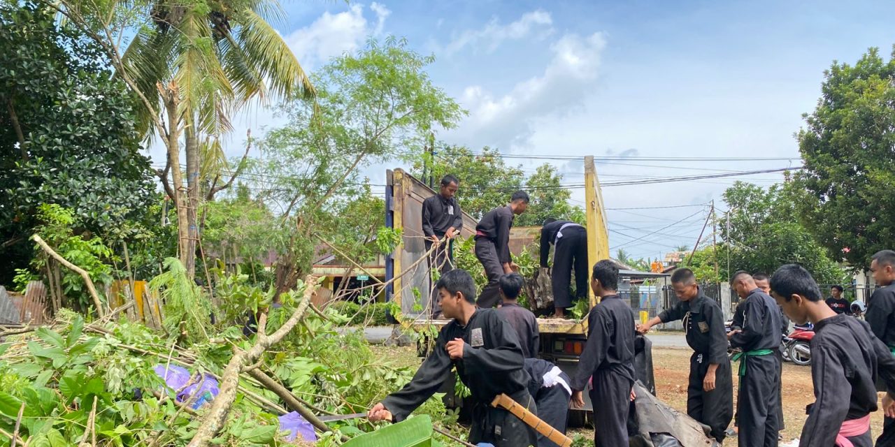 Persaudaraan Produktif, PSHT Banjarbaru Bersih Lingkungan Sambut Bulan Suci Ramadan.
