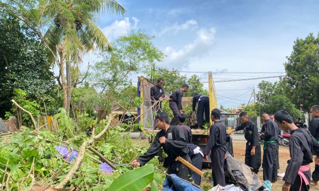 Persaudaraan Produktif, PSHT Banjarbaru Bersih Lingkungan Sambut Bulan Suci Ramadan.